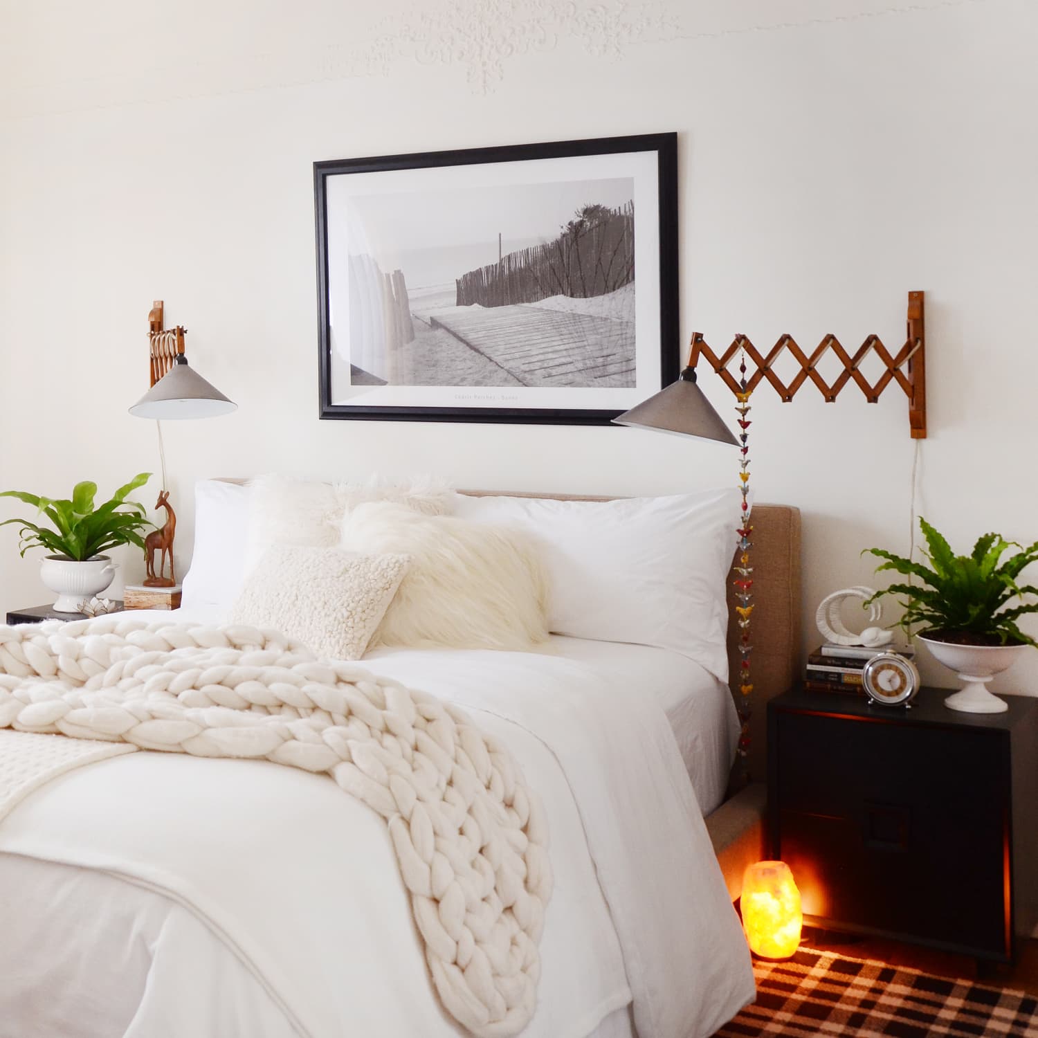Salt lamp in bedroom on sale